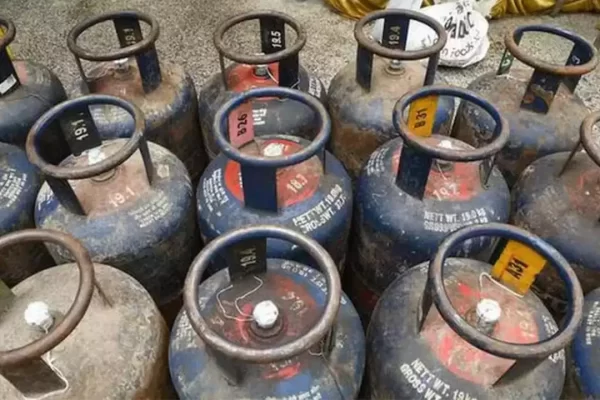 गैस संकट के बीच कमर्शियल सिलेंडरों की सामान्य सप्लाई पर रोक