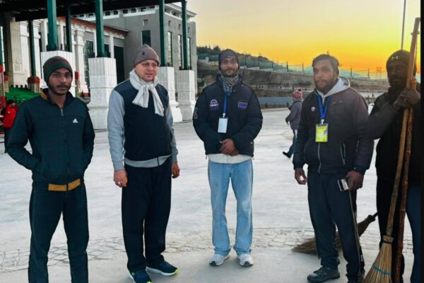विधानसभा सत्र में योगदान दे रहे कर्मचारियों से मिले सीएम धामी, किया आत्मीय संवाद