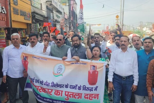 रसोई गैस और पेट्रोल-डीजल की बढ़ती कीमतों पर यूथ कांग्रेस का हल्ला बोल