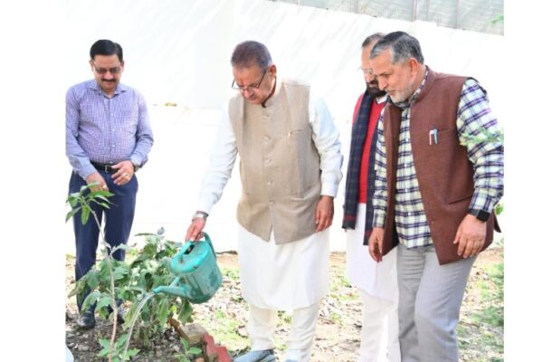 कृषि मंत्री गणेश जोशी ने अपने शासकीय आवास पर किया पौधरोपण