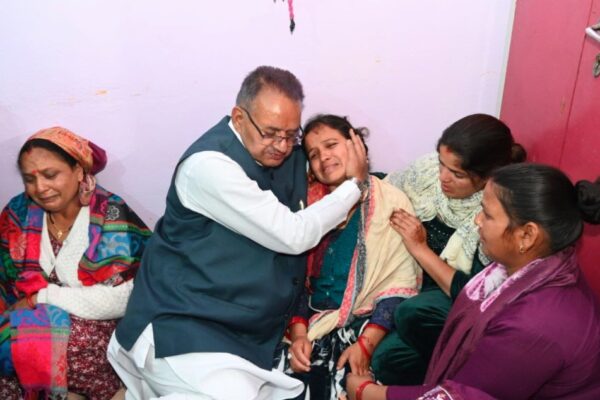 मालदेवता दुर्घटना में मृत युवक के परिजनों से मिले कैबिनेट मंत्री गणेश जोशी